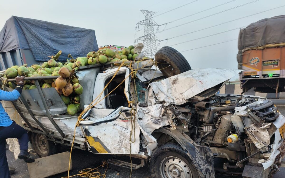 डाब से भरी पिक-अप वैन और ट्रक की आमने-सामने टक्कर, ड्राइवर घायल 