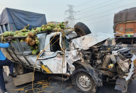 डाब से भरी पिक-अप वैन और ट्रक की आमने-सामने टक्कर, ड्राइवर घायल 