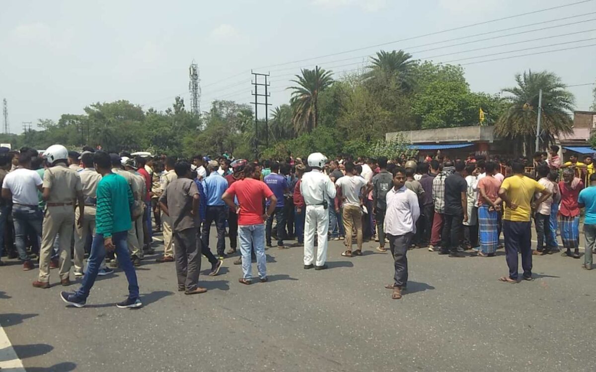 Asansol में पिकअप वैन की चपेट में आने से बच्चे की मौत, नेशनल हाईवे जाम कर प्रदर्शन 