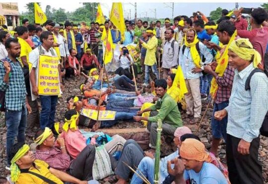 दूसरे दिन भी कुर्मी समाज की नाकाबंदी, 85 एक्सप्रेस ट्रेनें रद्द, यात्रियों को हुई परेशानी