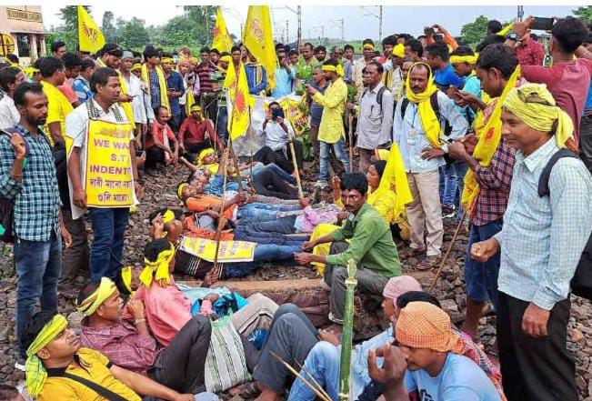 दूसरे दिन भी कुर्मी समाज की नाकाबंदी, 85 एक्सप्रेस ट्रेनें रद्द, यात्रियों को हुई परेशानी