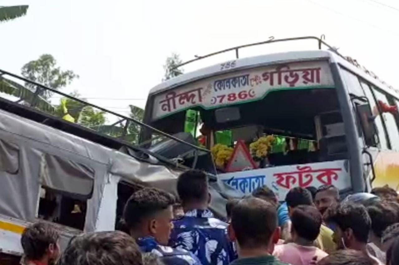 नंदीग्राम में भीषण सड़क हादसा, बस के नीचे घुसा ट्रेकर, दो की मौत
