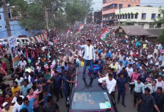 तूफान में फंसा अभिषेक बनर्जी का काफिला ! सड़क पर गिरे बिजली के खंभे, कांफ्रेंस हॉल भी धराशायी