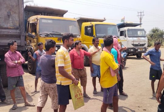 ब्लास्टिंग के कारण कई घरों में पड़ी दरार, ग्रामीणों ने ईसीएल के हाईवॉल माइनिंग प्रोजेक्ट में कामकाज ठप किया 