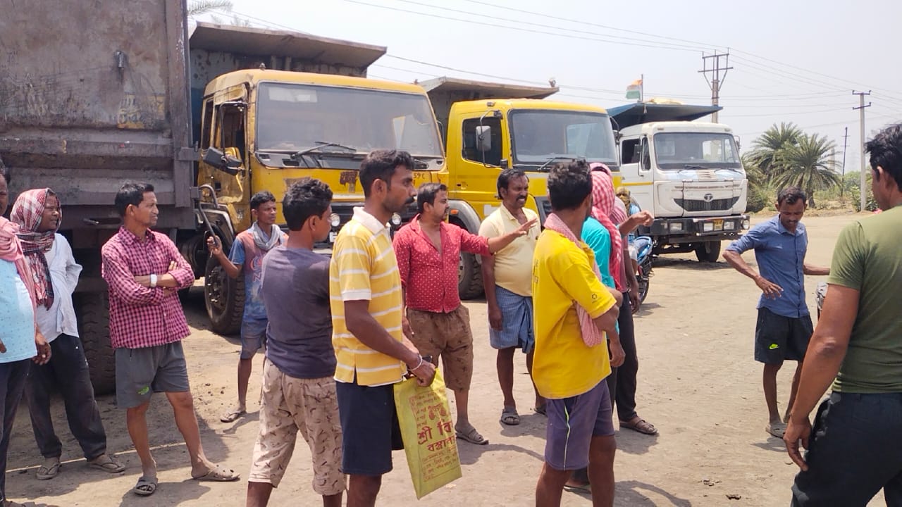 ब्लास्टिंग के कारण कई घरों में पड़ी दरार, ग्रामीणों ने ईसीएल के हाईवॉल माइनिंग प्रोजेक्ट में कामकाज ठप किया 