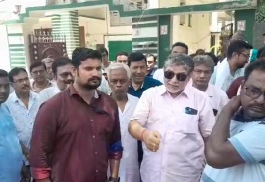 आसनसोल में वाहनों की मनमाने ढंग से पार्किंग के खिलाफ स्थानीय लोगों ने किया सड़क जाम