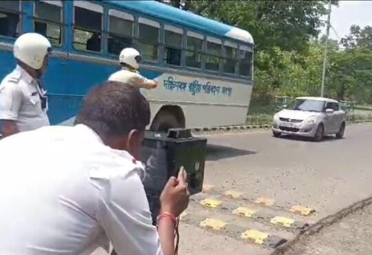 Durgapur में स्पीड लेजर गन से वाहनों की स्पीड पर निगरानी, ओवर स्पीड पर जुर्माना  