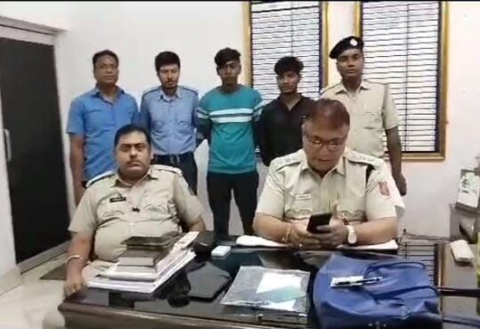 Raniganj Police ने 3 दिन के भीतर दंपत्ति से छिनतई की गुत्थी सुलझाई, 3 आरोपी गिरफ्तार