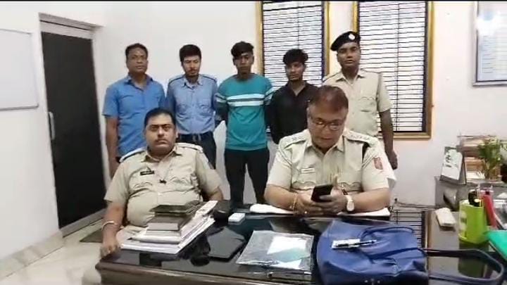 Raniganj Police ने 3 दिन के भीतर दंपत्ति से छिनतई की गुत्थी सुलझाई, 3 आरोपी गिरफ्तार