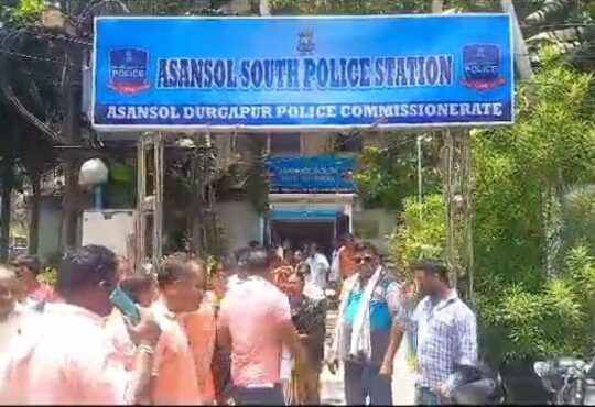 आसनसोल में मंदिर के पास निर्माण को लेकर महिलाओं पहुंची थाना, कार्रवाई की मांग 
