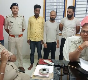 रानीगंज थाने की पुलिस ने चाचा की बाइक चोरी के आरोप में भतीजे समेत 3 लोगों को गिरफ्तार किया 