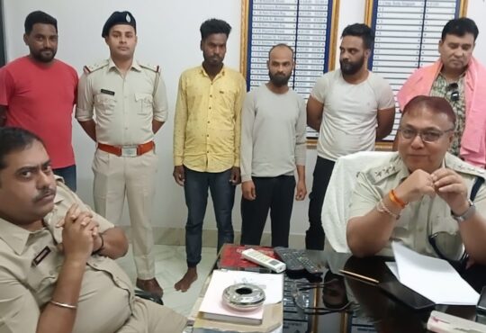 रानीगंज थाने की पुलिस ने चाचा की बाइक चोरी के आरोप में भतीजे समेत 3 लोगों को गिरफ्तार किया 