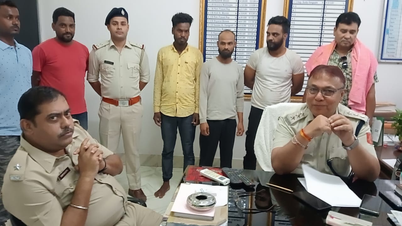 रानीगंज थाने की पुलिस ने चाचा की बाइक चोरी के आरोप में भतीजे समेत 3 लोगों को गिरफ्तार किया 